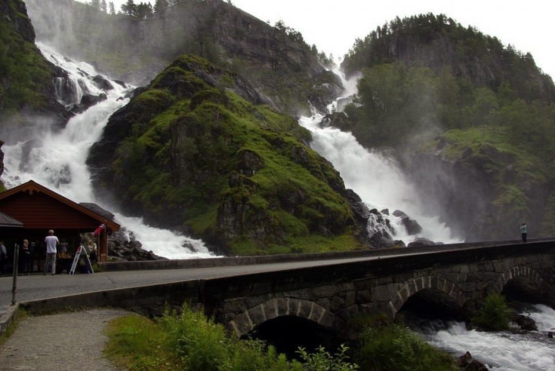 Водопад Лотефоссен: два каскада падающей воды