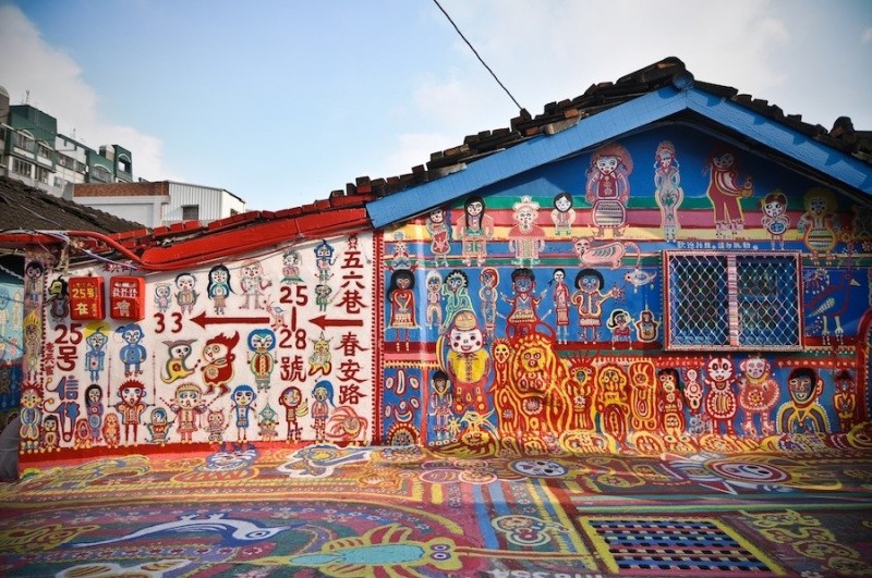 Радужная деревня на окраине города Тайчжун.