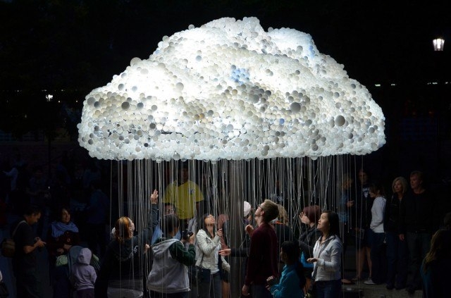 Скульптура Облако из 6000 лампочек.