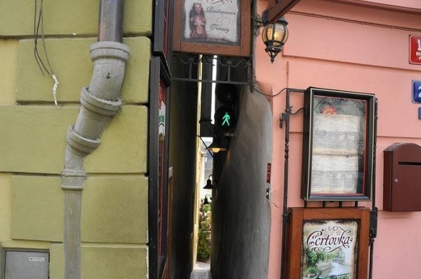 Улица Винарна Чертовка - самая узкая в мире пешеходная улица со светофорами