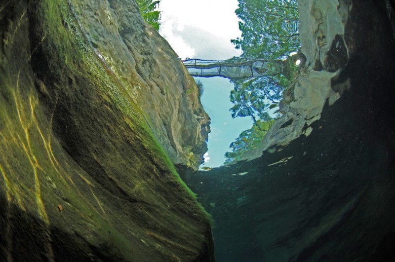 Река Верзаска: кристально чистая вода на глубине 15 метров (Швейцария)