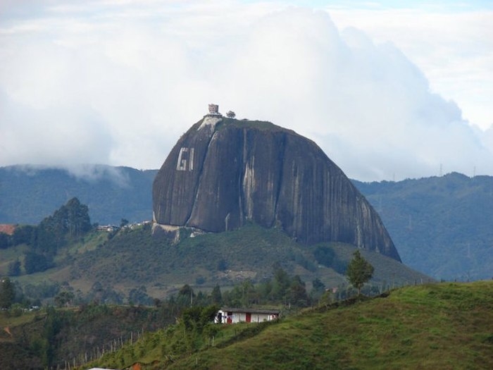 Удивительная скала в Колумбии, на которую ведут 659 крутых ступенек