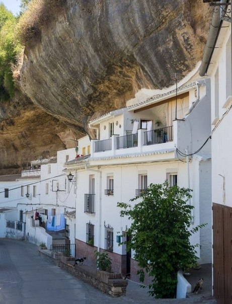 Сетениль-де-лас-Бодегас - один из удивительных белых городков Испании
