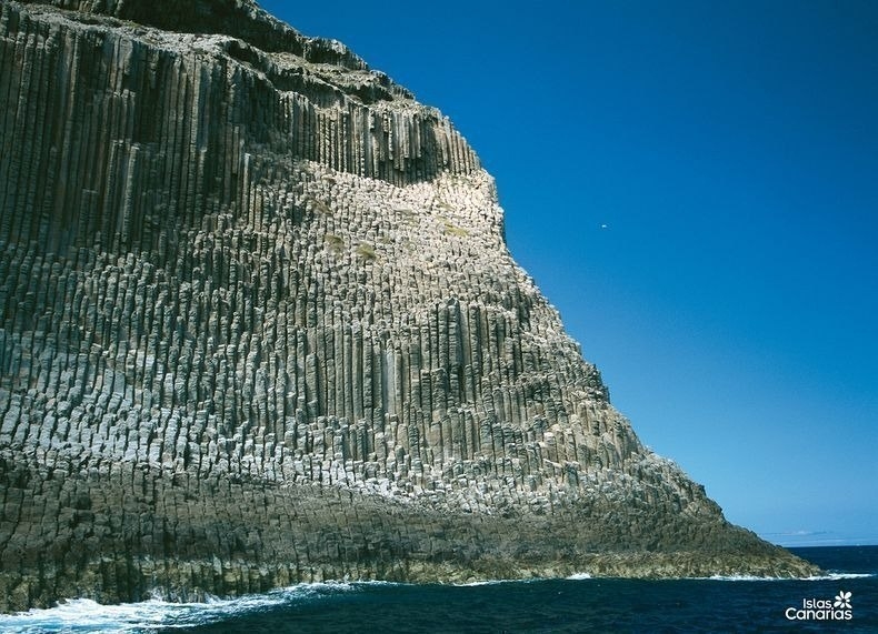 Удивительные базальтовые скалы на Канарских островах.