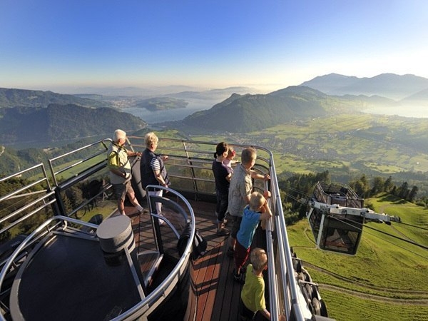 Кабриолет — первый в мире двухэтажный фуникулер в Швейцарии