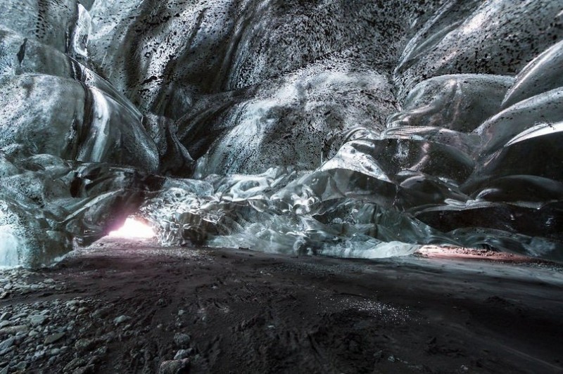 Ледяная пещера гигантского ледника Vatnajokull в Исландии.
