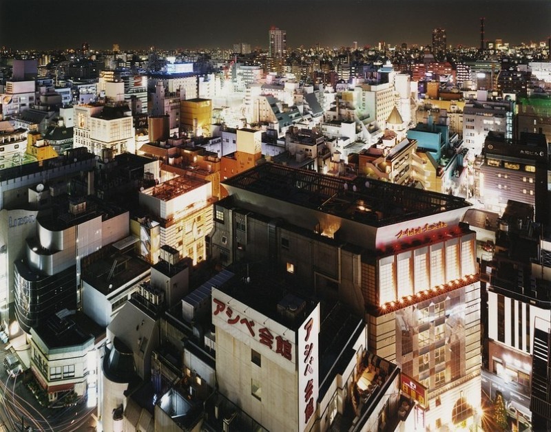 Особая атмосфера городских пейзажей Токио после наступления полуночи.