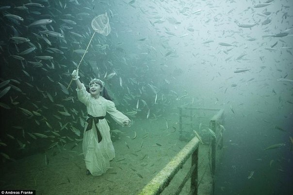 Невероятная выставка на глубине 30 метров