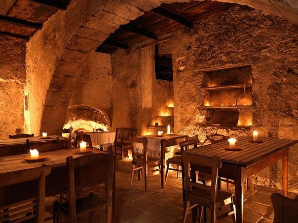 Необычный пещерный отель в Италии