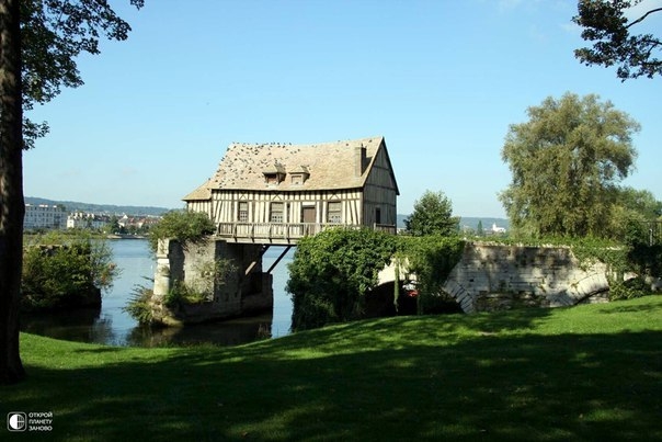 Старая водяная мельница на Сене