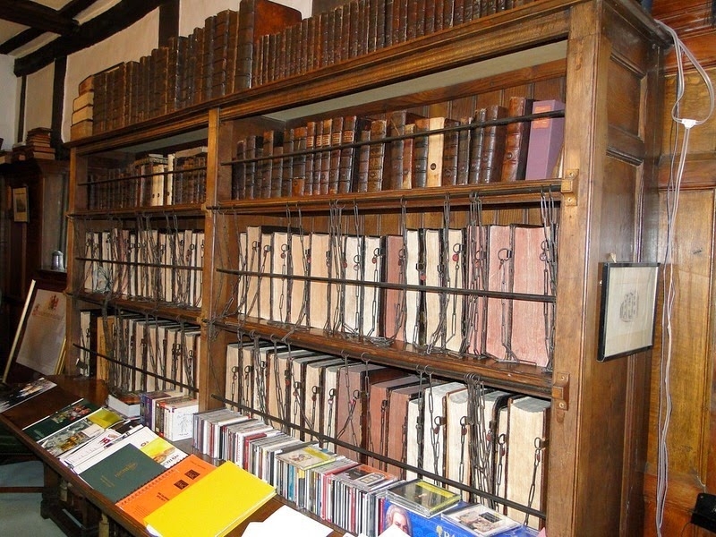 Секрет средневековых библиотек, или Зачем монахи хранили книги на цепи