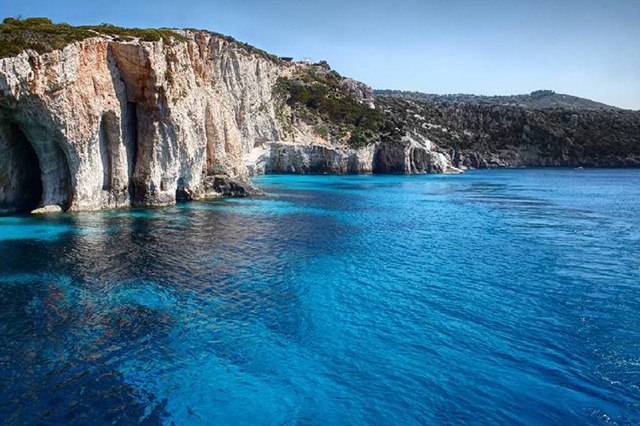Голубые пещеры на острове Закинф, в водах ионического моря