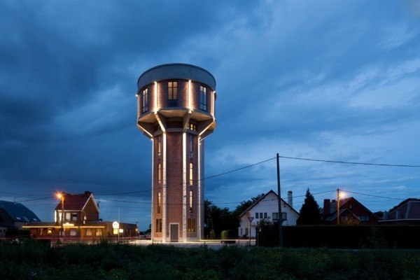 Водонапорная башня в Бельгии перестроена в жилой дом.