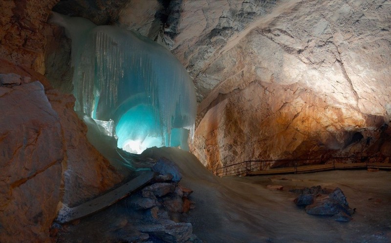 Айсризенвельт: самая большая ледяная пещера в мире (Австрия)
