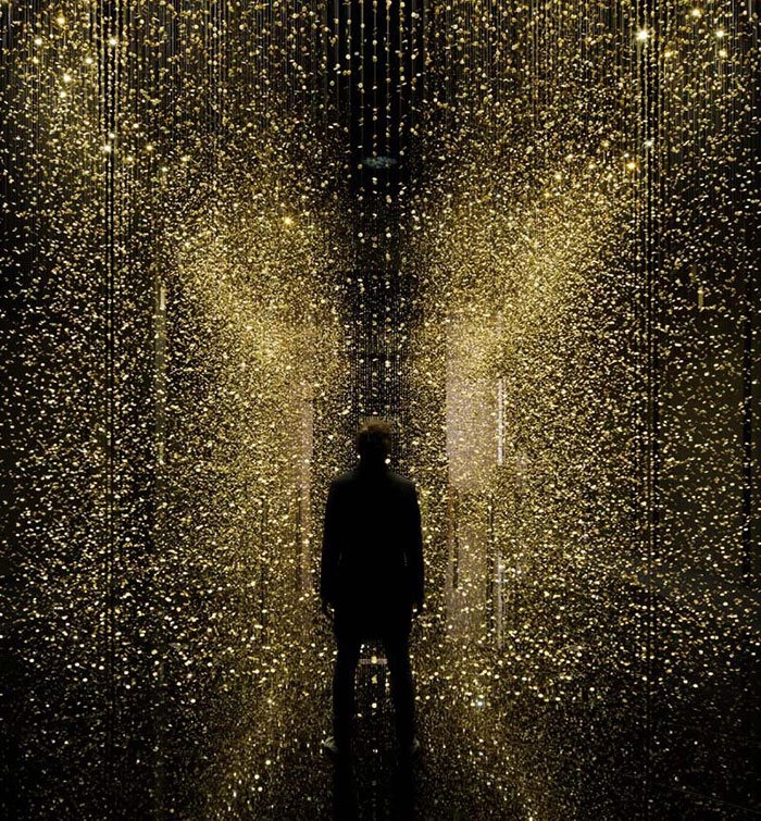 Мерцающая инсталляция из 65 000 часовых механизмов, походит на дождь