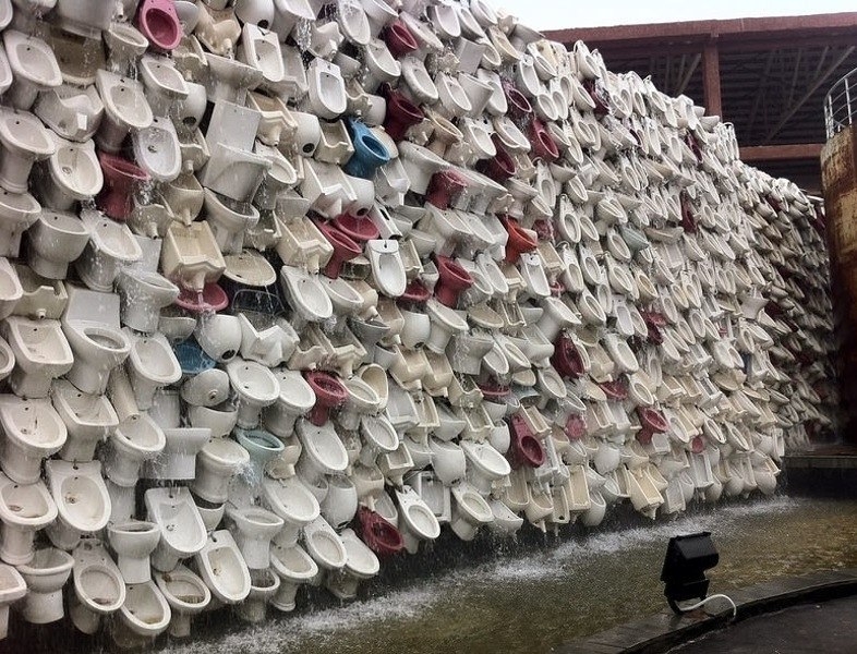 Водопад из унитазов - эпатажная инсталляция в Китае
