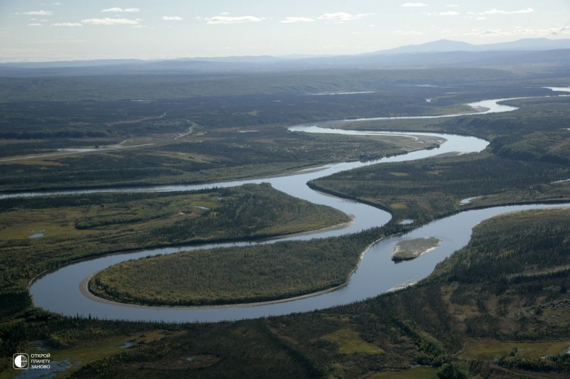 Извивающаяся река Алатна на Аляске