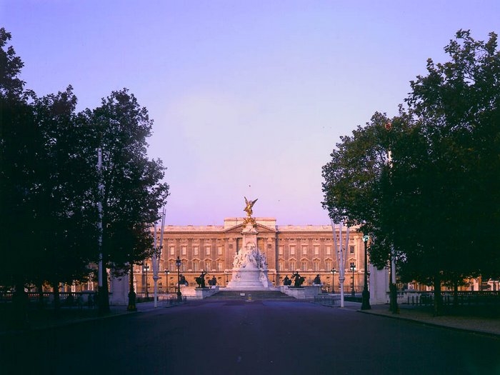 Знаменитый Букингемский дворец, расположенный в столице Англии - Лондоне.