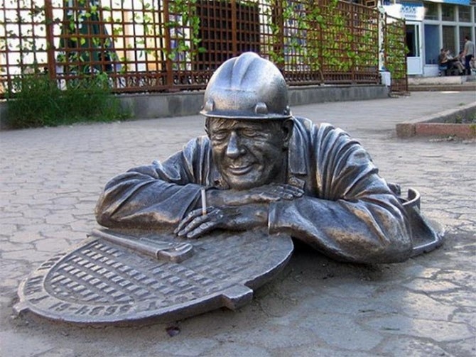 Памятник «Сантехник Степаныч» в Омске.