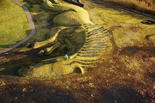 Султан Пит Пони - гигантский лэнд-арт в Уэльсе