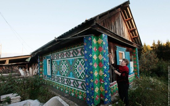Российская пенсионерка украсила свой дом необычным способом