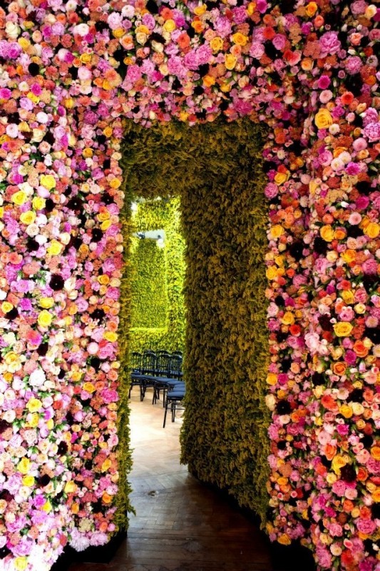 Комнаты из живых цветов от Christian Dior