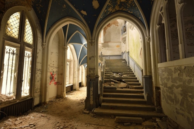 Заброшенный замок Chateau Miranda Заброшенный замок Chateau Miranda