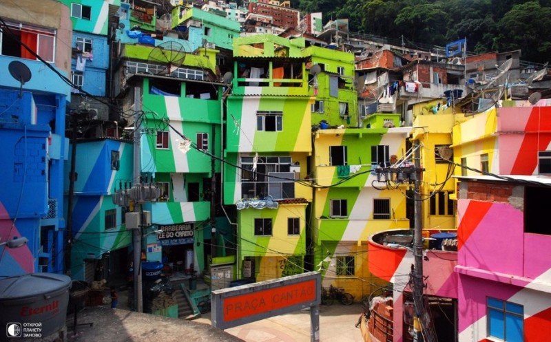 Яркие краски в самом бедном районе Рио