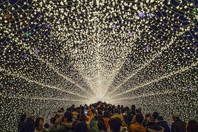 Невероятный зимний фестиваль света в Японии.