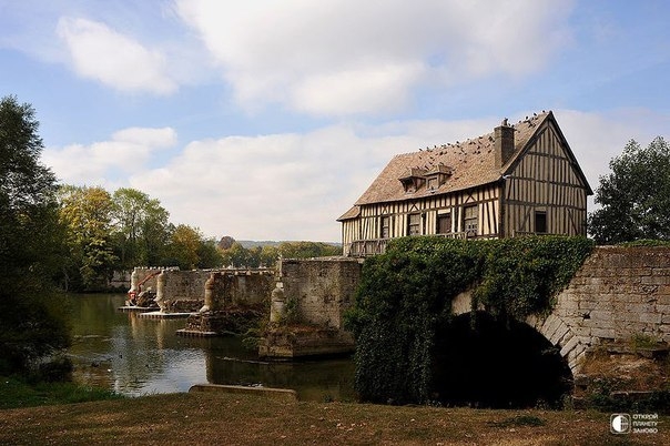 Старая водяная мельница на Сене