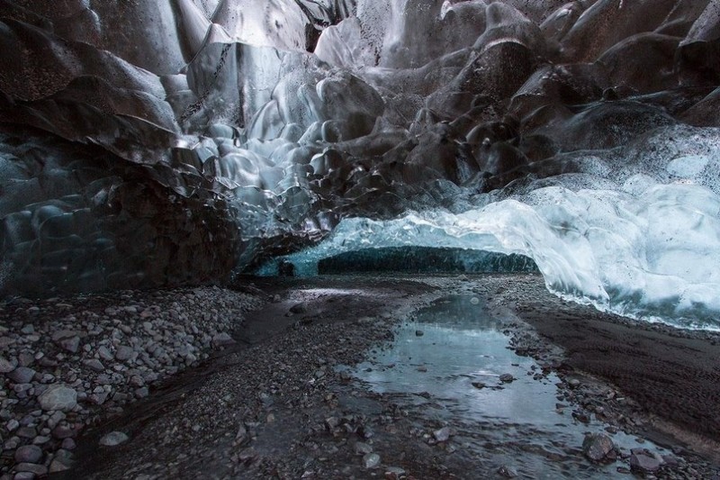 Ледяная пещера гигантского ледника Vatnajokull в Исландии.