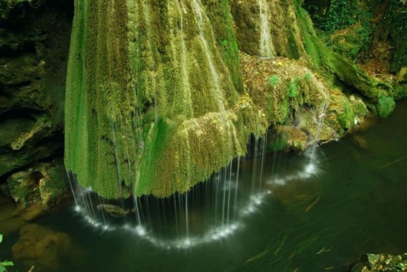 Живописный водопад Бигар