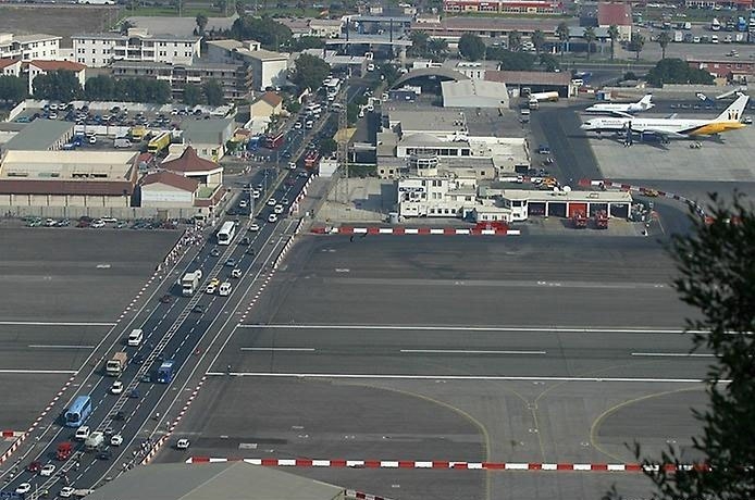 Аэропорт, пересекающий дорогу