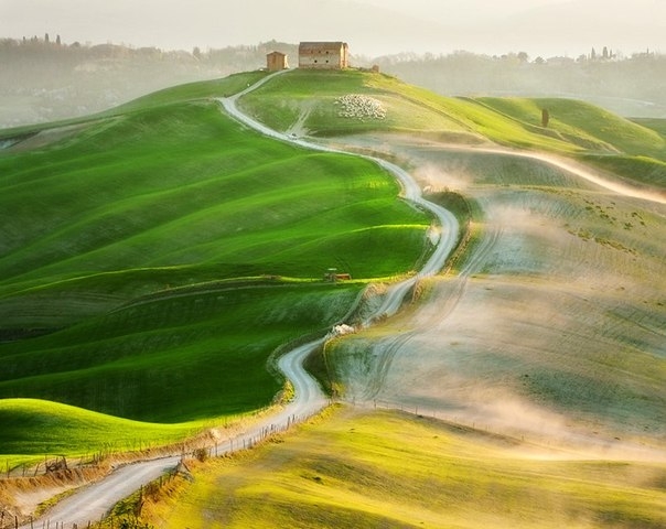 Живописные зеленые холмы итальянской Тосканы