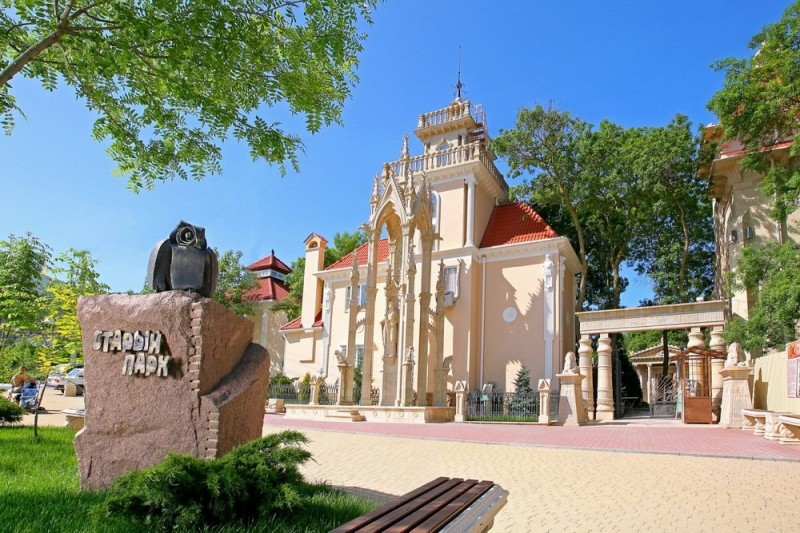 Старый парк в поселке Кабардинка Краснодарский край.