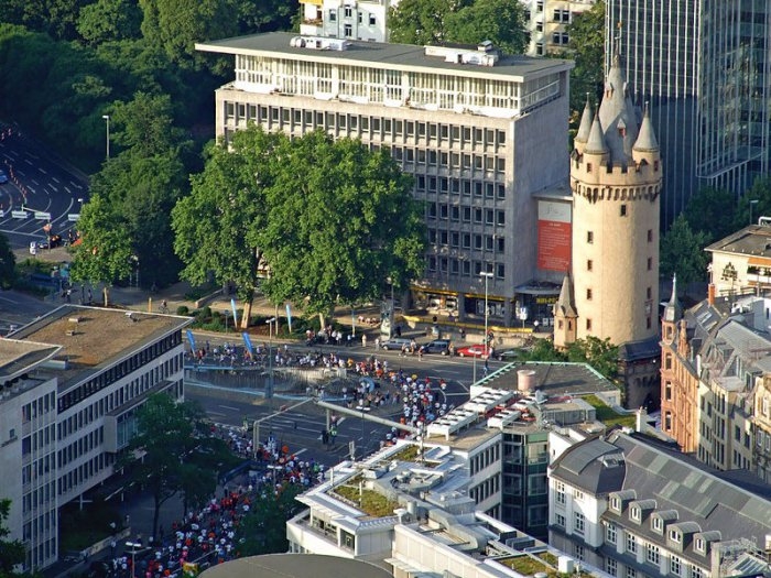 Средневековая башня в центре Франкфурта Средневековая башня в центре Франкфурта