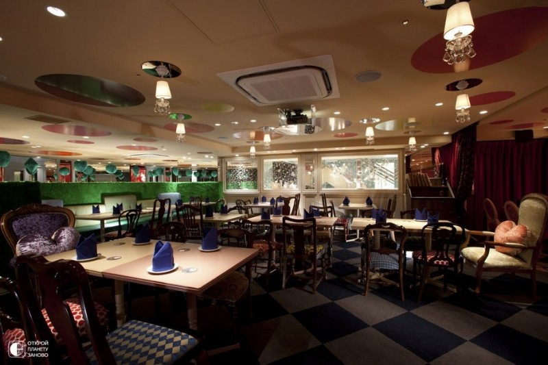 Ресторан Alice in Wonderland в Токио