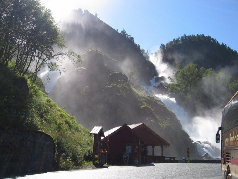 Водопад Лотефоссен: два каскада падающей воды