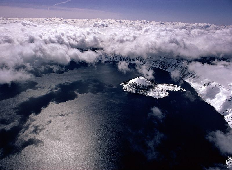 Необычайное озеро в вулканическом кратере