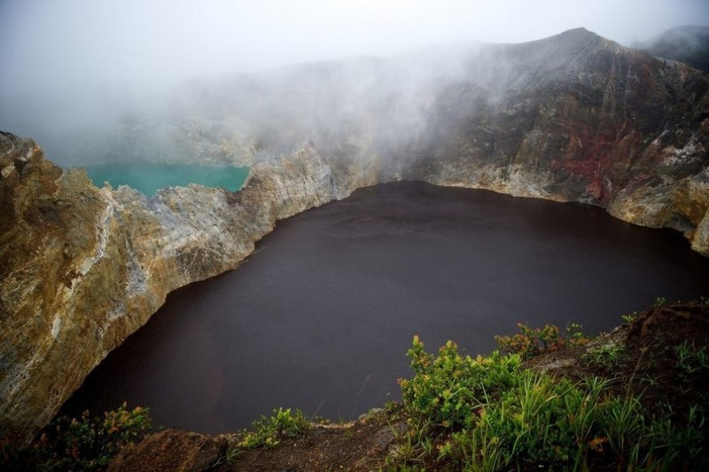 Разноцветные озера вулкана Келимуму, Индонезия