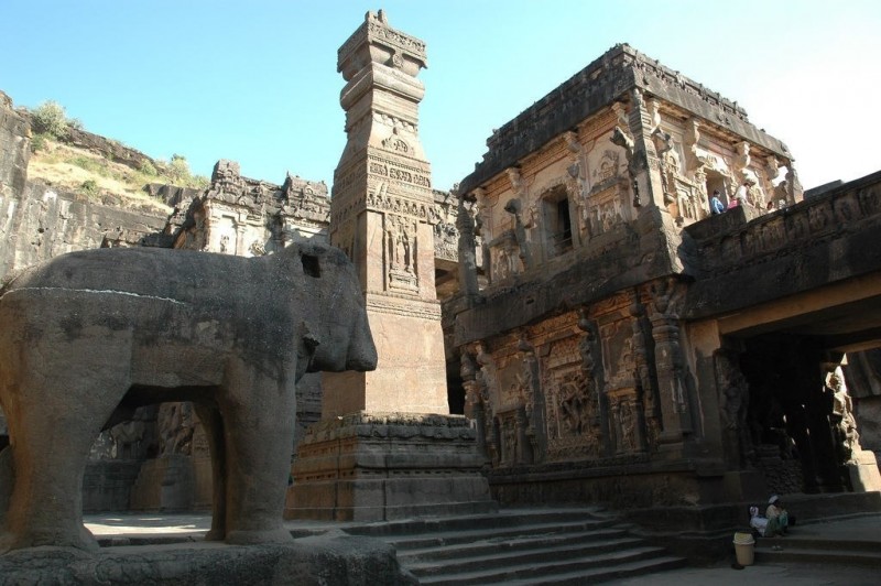 Вырубленный из скалы храм Кайласанатха