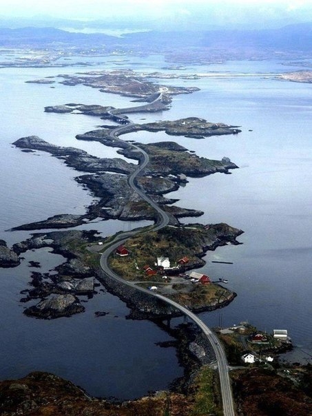 Атлантическая Океаническая дорога в Норвегии, построенная на нескольких мелких островах. Длина шоссе