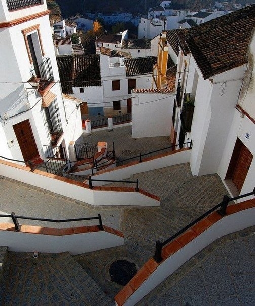 Сетениль-де-лас-Бодегас - один из удивительных белых городков Испании