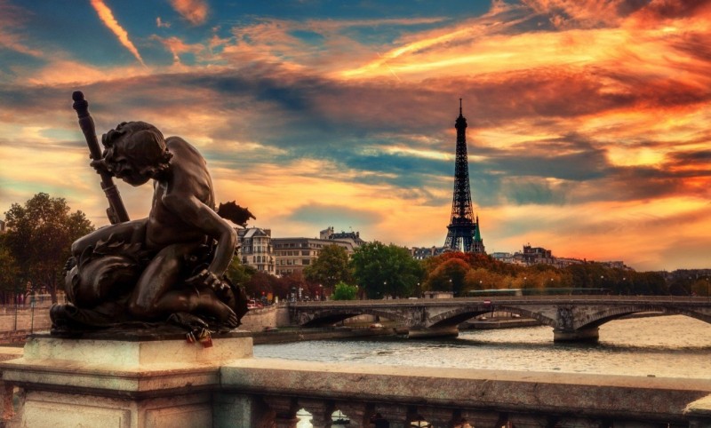 Быть парижанином не означает родиться в Париже. Это означает - родиться там заново.(с) Саша Гитри
