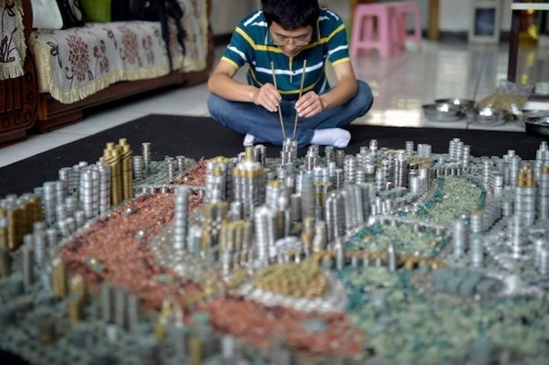 Китайский художник решил построить копию своего родного города необычным методом.