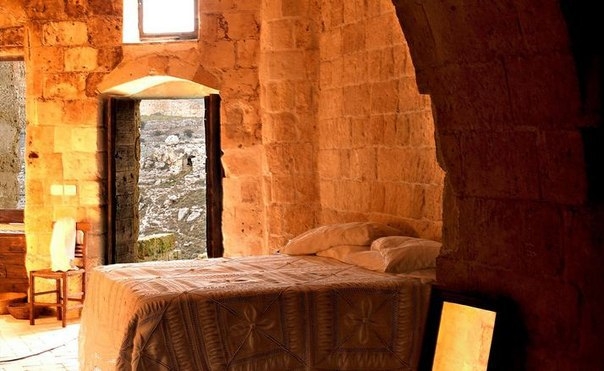 Необычный пещерный отель в Италии