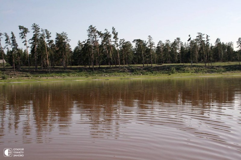 Озеро с малиновой водою