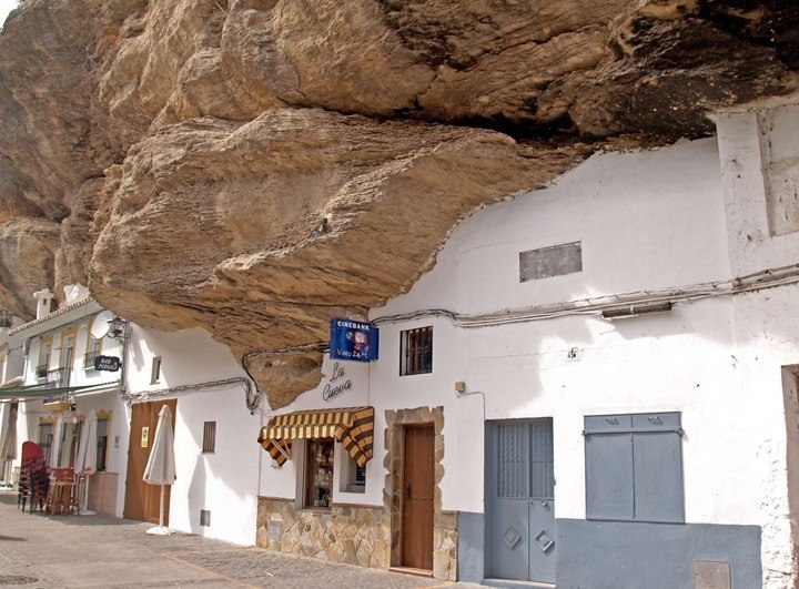 Сетениль-де-лас-Бодегас - испанский город, затерянный в камнях.