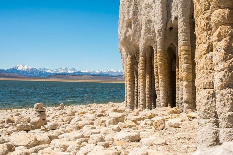 Загадочные каменные колонны озера Кроули, Калифорния, США