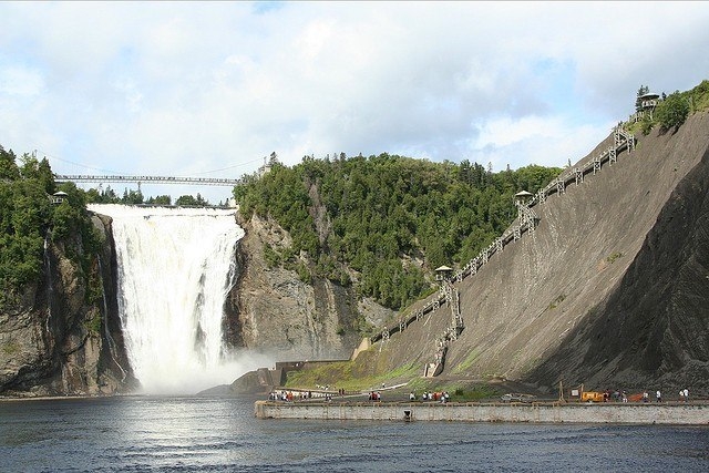 Водопад Монморанси в Канаде